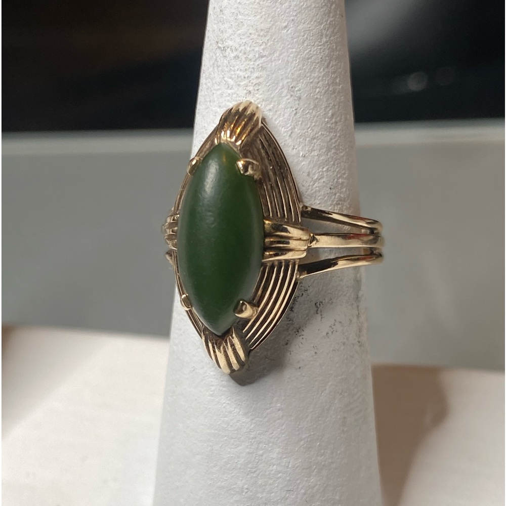 Vintage gorgeous natural Organic jade set in 10k gold. 
Size 7